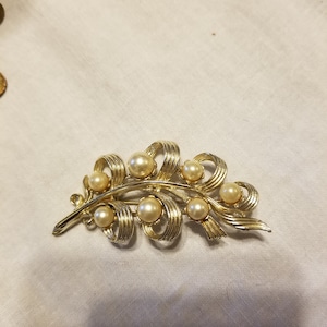 Vintage faux pearl brooch, vintage brooch, brooch image 1