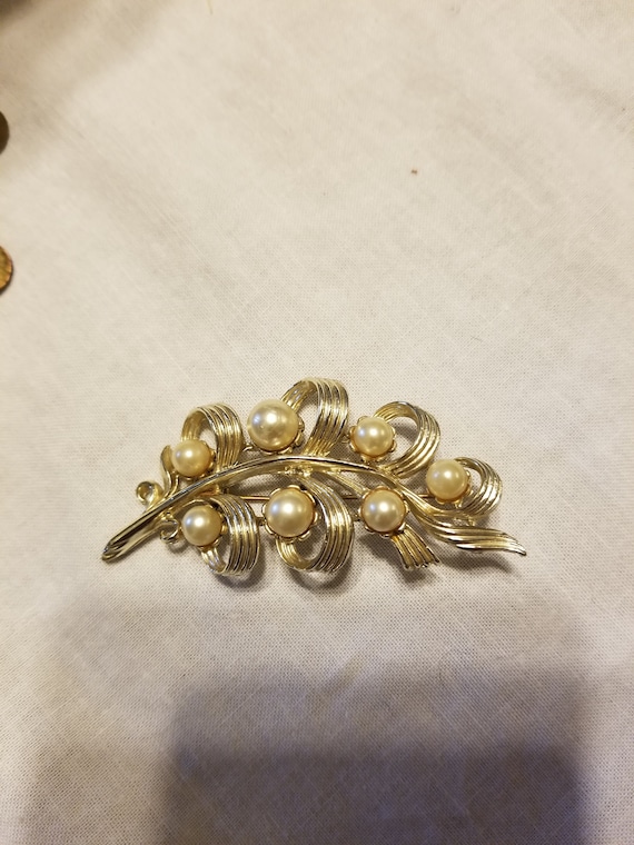 Vintage faux pearl brooch, vintage brooch, brooch - image 1