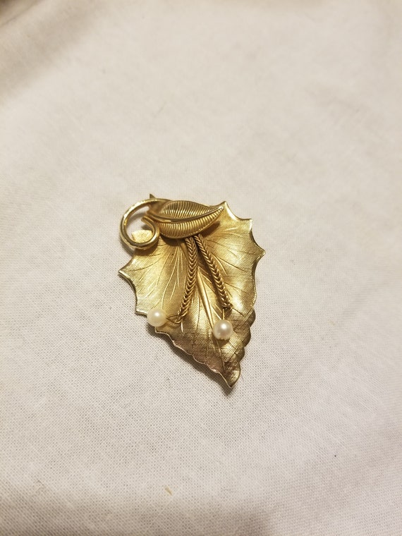 Vintage Gold and pearl leaf pin/ brooch, leaf pin… - image 1