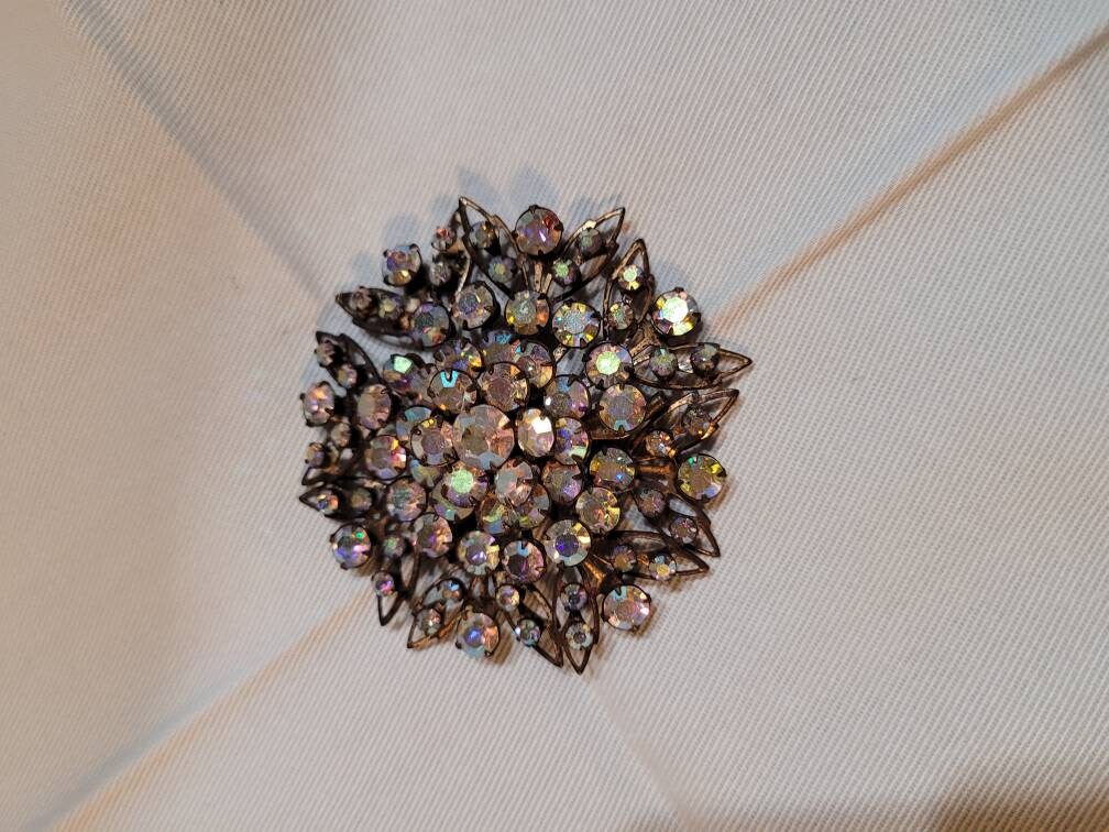 Gorgeous vintage rhinestone brooch, vintage brooch, rhinestone brooch.