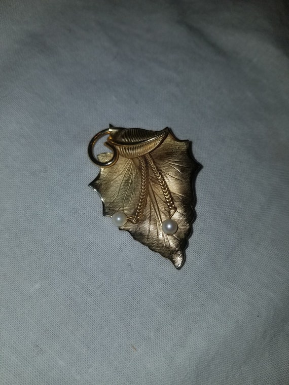 Vintage Gold and pearl leaf pin/ brooch, leaf pin… - image 2