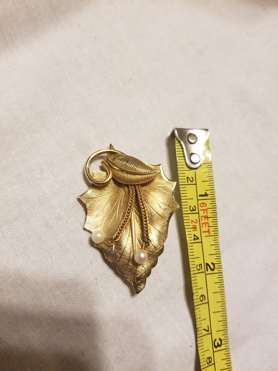 Vintage Gold and pearl leaf pin/ brooch, leaf pin… - image 3