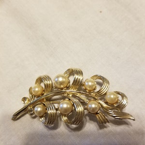 Vintage faux pearl brooch, vintage brooch, brooch image 2