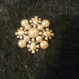 Vintage Monet brooch,vintage Monet pin, vintage brooch, vintage pin, Monet brooch.