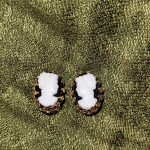 Vimtage cameo clipp on earrings. Vintage earrings, clip on earrings.