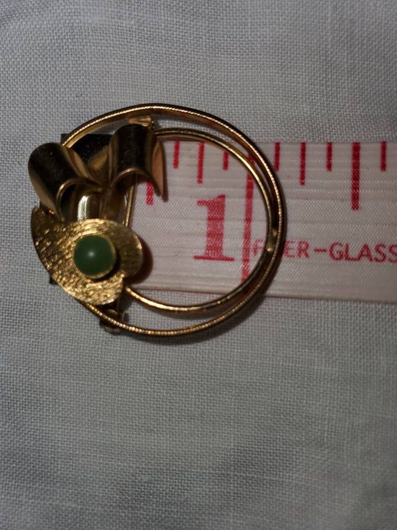 Vintage Gold tone and jade brooch - image 4