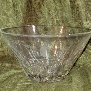 Vintage princess house crystal salad / serving bowl.