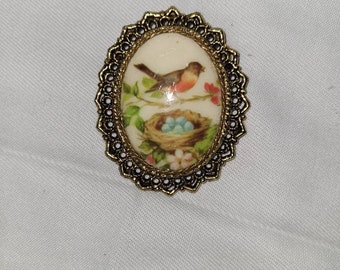 Vintage painted on porceline bird and nest brooch/pendant. Vintage pendant, vintage brooch, vintage birdsnest/ bird painted brooch/pendant.