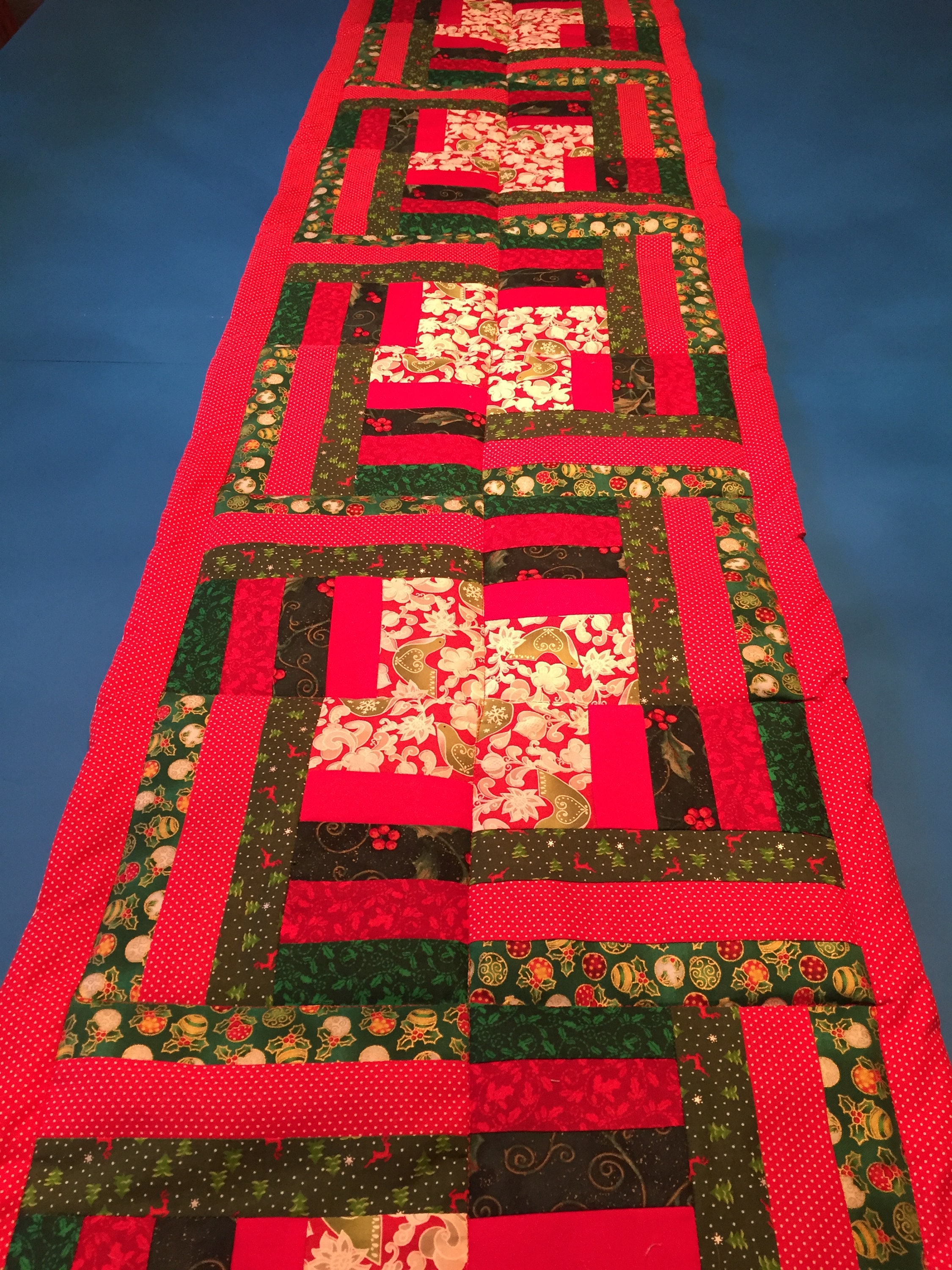 35 Elegant Christmas Hallway and Entryway Decorations 26 Christmas Table Runner/Bed Runner