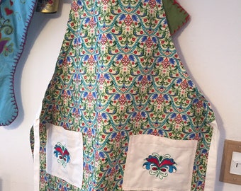 Apron with Embroidered pockets