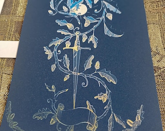 Puede incluir: Una impresión en lámina dorada sobre papel negro con una ilustración estilizada de una espada rodeada de un roble con bellotas y hojas. La luna es visible en el fondo.