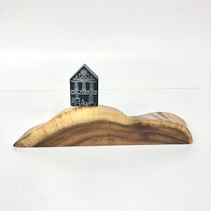 Pequeña casa en la isla de borde vivo