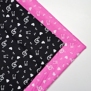 Tessuto note musicali - Note musicali stampate su tessuto di cotone rosa con sfondo nero, tessuto di cotone con note musicali, tessuto per trapuntatura tagliato su misura