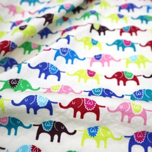 Süßer Elefant Baumwollstoff, Baumwollstoff Elefant, Baumwollstoff Meterware, Baumwollstoff Elefant, Baumwollstoff bunt, Elefant bedruckt glatt auf gelb weißem Hintergrund