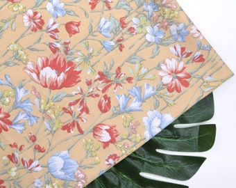 Tela de algodón floral - Estampado de flores pintadas, tela acolchada naranja claro