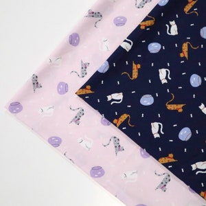 Katoenen stof schattige kat - kat en vis gedrukt op lichtroze, marineblauwe achtergrondstof, kattenstof, quiltstof op maat gesneden
