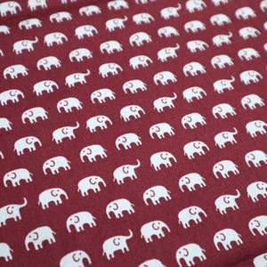 Elefantenstoff - Kleiner Hellgrauer Elefant Gedruckt auf Rot-Braunem Stoff, Baumwollstoff Elefant, Süßer Stoff, Baumwollstoff, Massenware