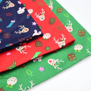 Linda tela navideña de algodón: tema navideño impreso en tela de fondo rojo, verde y azul marino, tela navideña, tela para acolchado cortada a medida