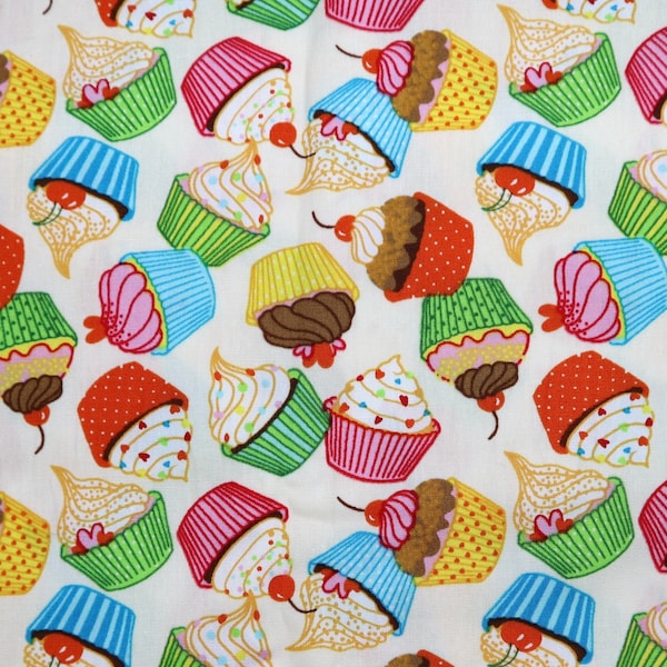 Tissu Cupcake - Cupcake mignon imprimé sur fond blanc jaune tissus de coton, tissu de gâteau, tissu de Dessert, tissu de courtepointe par yard