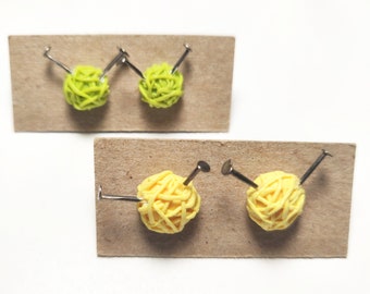 Aiguille à tricoter fil boucles d&#39;oreilles mignons bijoux miniatures en pâte polymère Kawaii minuscule jaune vert doux chalet noyau fait main original coquin