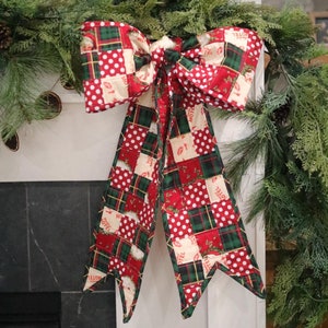 Peut inclure: Un nœud en patchwork rouge et vert avec des pois blancs et le mot "MOTEL" répété sur le tissu. Le nœud est noué autour d'une guirlande verte.