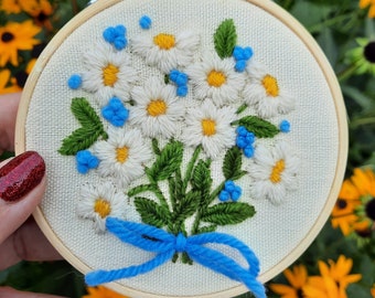 Embroidered Daisy Bouquet Floral Hoop Wall Art -Vintage Crewel Embroidery Hand Stitched White Flowers Textile / Fiber Arts Retro Gift