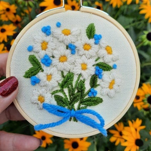 Embroidered Daisy Bouquet Floral Hoop Wall Art -Vintage Crewel Embroidery Hand Stitched White Flowers Textile / Fiber Arts Retro Gift