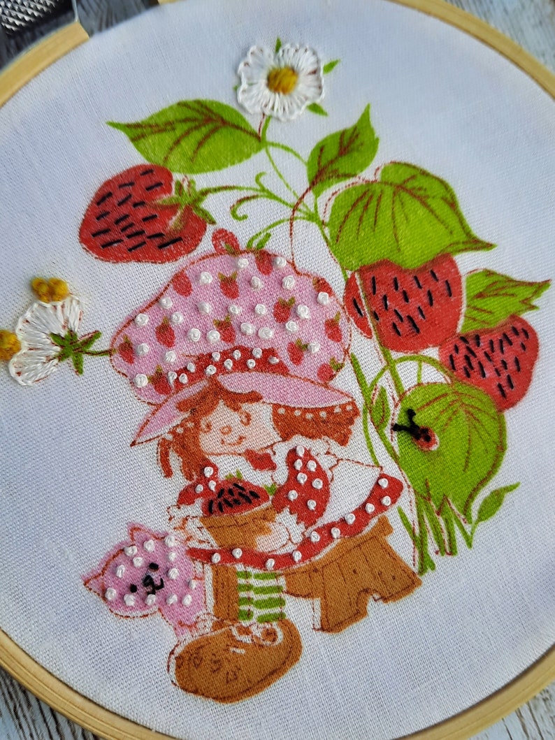 Vintage Strawberry Shortcake Embroidery Hoop Art Made To Order Upcycled Retro Strawberry Shortcake Wall Hanging Cartoon Art Home Decor Gift imagem 6