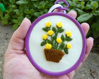 Embroidered Wildflower Floral Hoop Art Ornament- Vintage Hand Stitched Flower Basket Embroidery Mini Wall Art - Hand Stitched Vintage Crewel