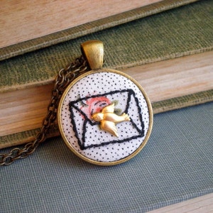 Liebesbrief Halskette - Umschlag Embroidery Halskette - bestickte Halskette - Valentinstag Geschenk für sie