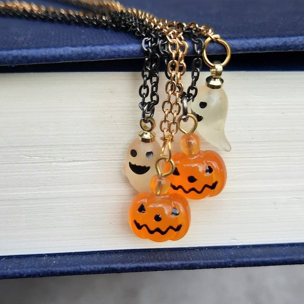 Collier minuscule de fantôme, charme minuscule de citrouille, bijoux d’Halloween, mignon effrayant, collier de Jack-o-Lantern, collier de fantôme d’Halloween ou de citrouille