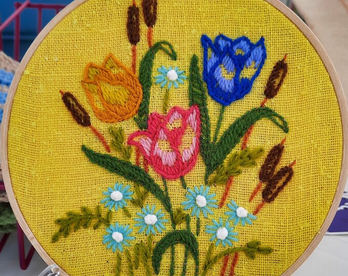 Broderie Crewel Vintage Années 60-70 - Panier De Fleurs Printemps, Cadre Bois 18" X 22"