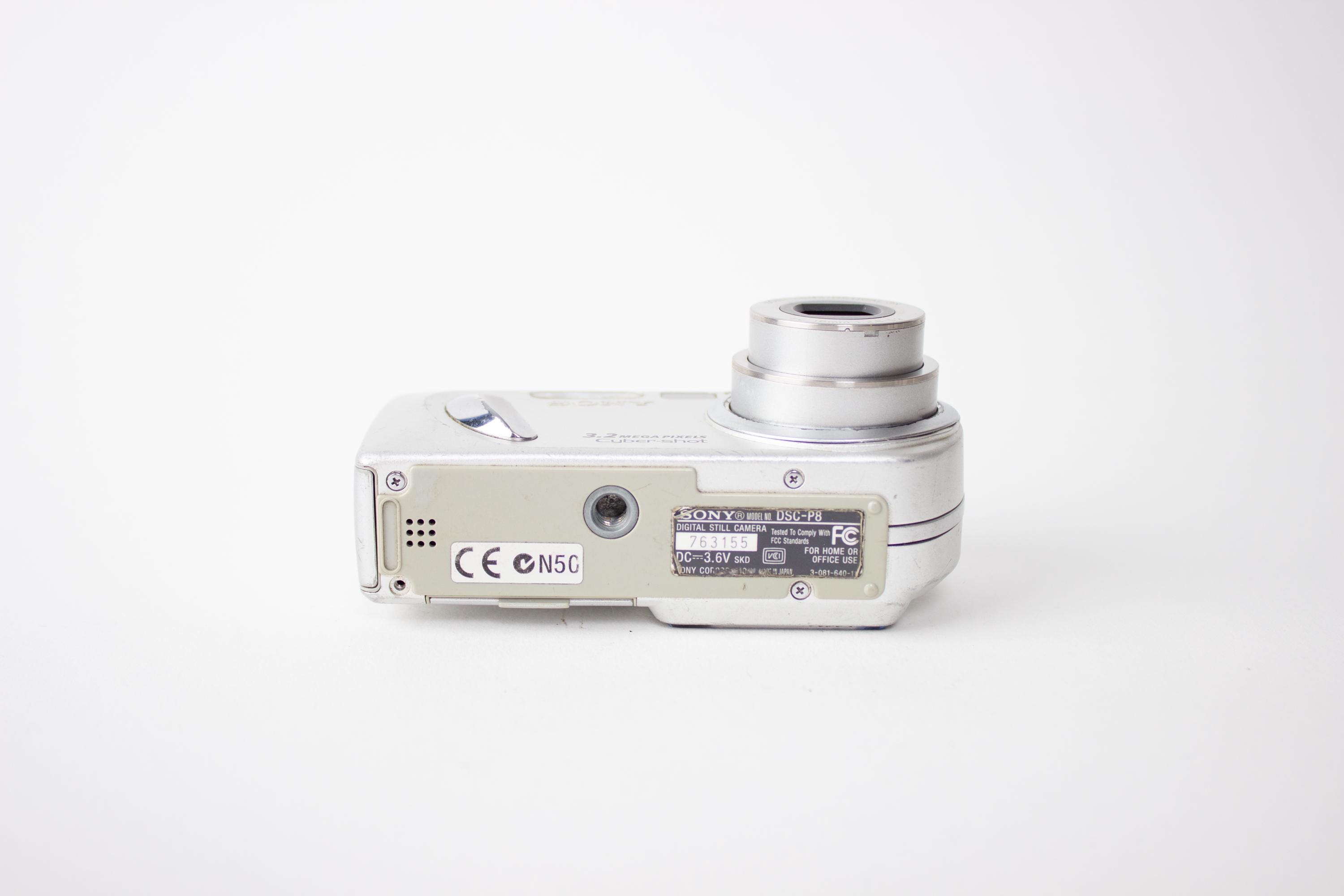 ソニー サイバーショット DSC-P8 デジタルカメラ シルバー 3.2MP、2000