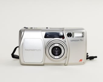Cámara de película de 35 mm Olympus Superzoom 76S vintage de apuntar y disparar