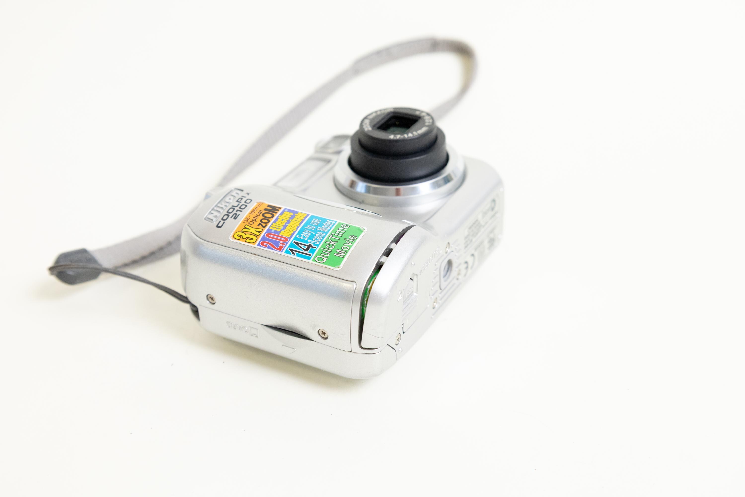 動作品　Nikon COOLPIX 2100 Y2K レトロ　本体のみ Nikon Coolpix 2100 Retro Digicam Y2k Vintage Digital Camera - Etsy
