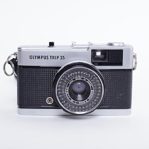 Op de afbeelding: Een rustiek houten bord met de tekst "Welcome to our home" in witte letters. Het bord heeft een verweerde afwerking en een eenvoudig, uitnodigend ontwerp, perfect voor voordeurdecoratie.