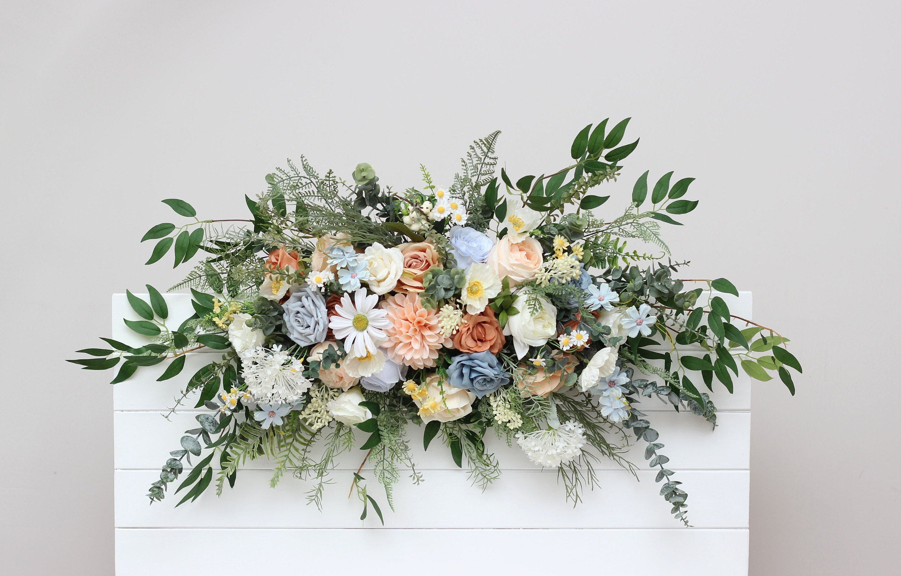 Boda de primavera y verano Arreglo de arco en tonos marfil, amarillo melocotón y azul polvoriento Flores de arco Boda de otoño Flores de arco Flores de pérgola Arco de boda