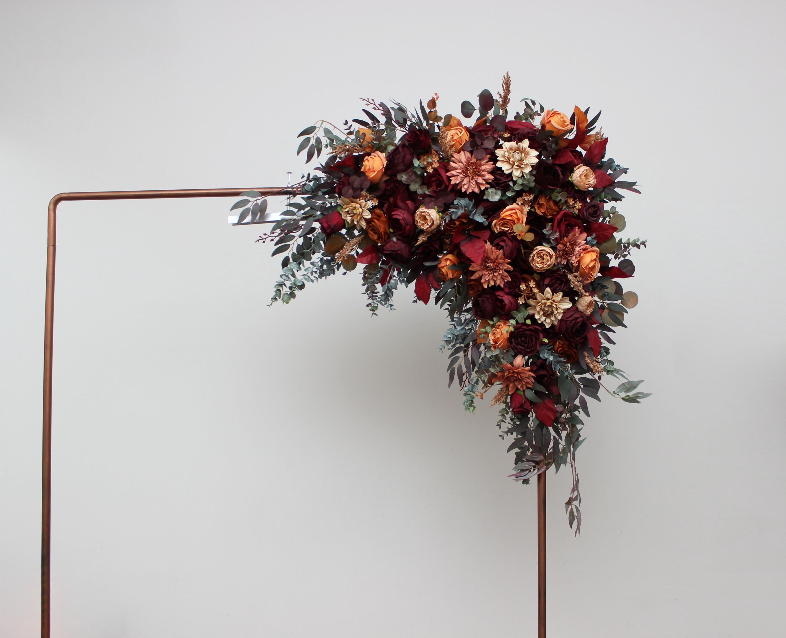 Fleurs orange brun bordeaux rouille Fleurs bohèmes en arc Arrangement floral en arcade Mariage automne Mariage bohème Mariage butin d'angle Fleurs artificielles