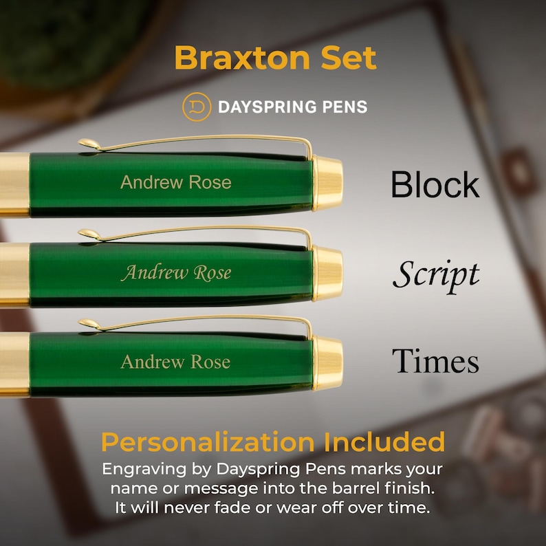 Puede incluir: Un juego de tres bol&iacute;grafos verdes y dorados con el nombre "Andrew Rose" grabado en cada uno. Los bol&iacute;grafos est&aacute;n etiquetados con los estilos de fuente "Block", "Script" y "Times". La imagen incluye el texto "Braxton Set" y "Dayspring Pens".