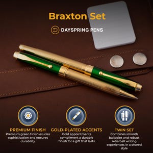 Puede incluir: Un juego de dos bol&iacute;grafos dorados y verdes con detalles dorados. Los bol&iacute;grafos est&aacute;n sobre una superficie de cuero marr&oacute;n. El texto "Braxton Set" y "DAYSPRING PENS" es visible en la imagen.