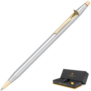 以下が含まれることがあります： 医療カドゥケウスのエンブレムが付いた、シルバーとゴールドのクロス万年筆。ペンはリブのデザインで、先端、クリップ、エンブレムにゴールドのアクセントが付いています。ペンは黒いプレゼンテーションボックスに入っています。