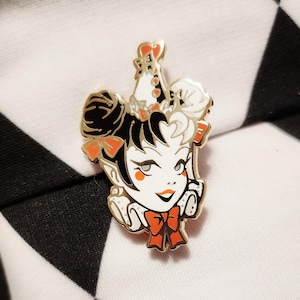 Spilla da clown crudele