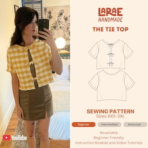Puede incluir: Una mujer con un top anudado a cuadros amarillos y blancos y una falda marrón. La imagen incluye un patrón de costura para "The Tie Top" de Larae Handmade, tallas XXS-3XL. El patrón es reversible y apto para principiantes, con tutoriales en vídeo.