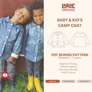 Peut inclure: Deux enfants portant des manteaux de camp bleus avec des boutons blancs et des poignets blancs. Les manteaux ont un motif matelassé. L'image comprend le texte "BABY & KID'S CAMP COAT" et "PDF SEWING PATTERN Newborn - 7 years".