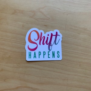 Shift Happens - Autocollant en vinyle ou aimant - 5 cm de large sur 1,75 cm de haut