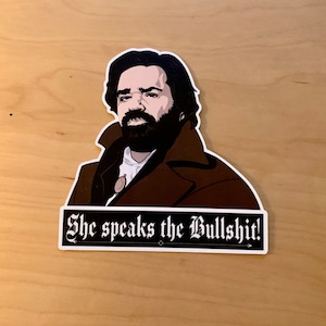 Aimant ou autocollant en vinyle What We Do in the Shadows - Laszlo - « She speaks the Bullsh*t »