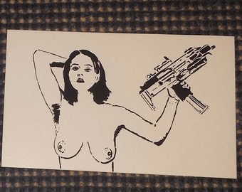 Chica con pegatina de pistola (contenido para adultos)