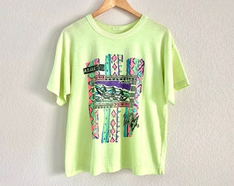 T-shirt graphique jaune fluo Primitifs vintage des années 80, taille XS-M / tee-shirt de plage tribal surfeur à manches courtes