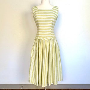 Vintage 1960er grün weiß Streifen Teekleid Größe S 2 1950er ärmellos A-Linie lang midi länge voll rock fit und flare quadratischer Hals