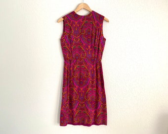 Vintage 1960’s women’s paisley sheath dress size small S / magenta pink fuchsia rainbow / sleeveless knee length pencil crew neck 60’s